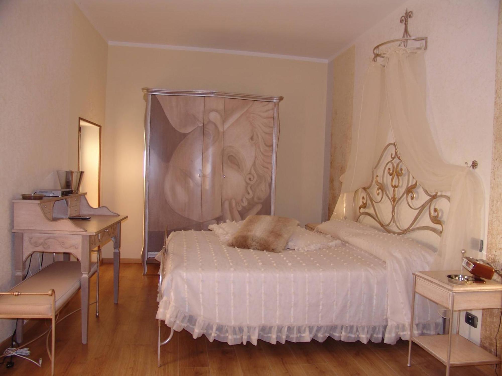 Manuela Le Quattro Coppe Hotel Desenzano del Garda Exterior photo